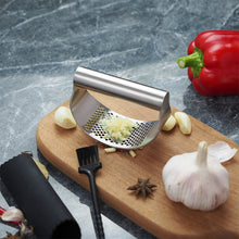 Load image into Gallery viewer, 304 Stainless Steel Manual Garlic Press Curved Garlic Grinding Slicer
